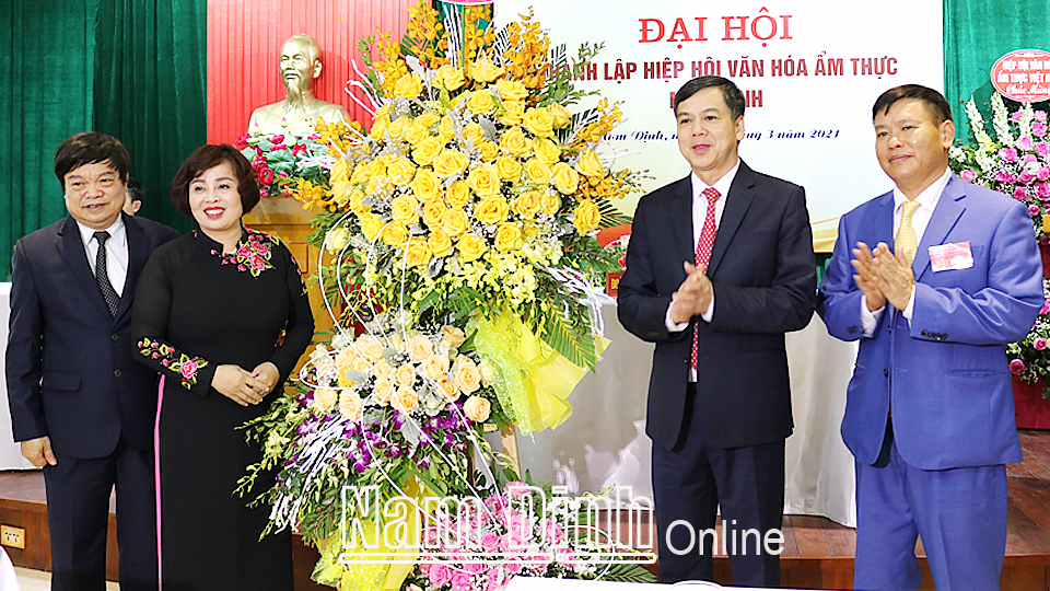 Đồng chí Trần Lê Đoài, TUV, Phó Chủ tịch UBND tỉnh tặng Đại hội Hiệp hội Văn hóa ẩm thực tỉnh Nam Định lẵng hoa tươi thắm.