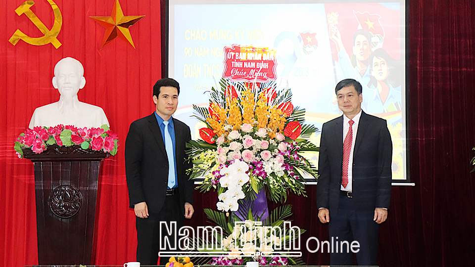Đồng chí Trần Lê Đoài, TUV, Phó Chủ tịch UBND tỉnh tặng hoa chúc mừng Tỉnh Đoàn nhân dịp kỷ niệm 90 năm Ngày thành lập Đoàn TNCS Hồ Chí Minh.