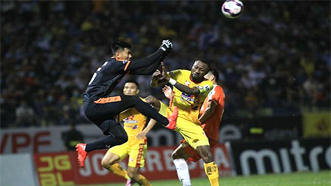 Samson bị phạt nặng sau cú đạp thẳng vào đùi thủ môn Nguyễn Tuấn Mạnh.