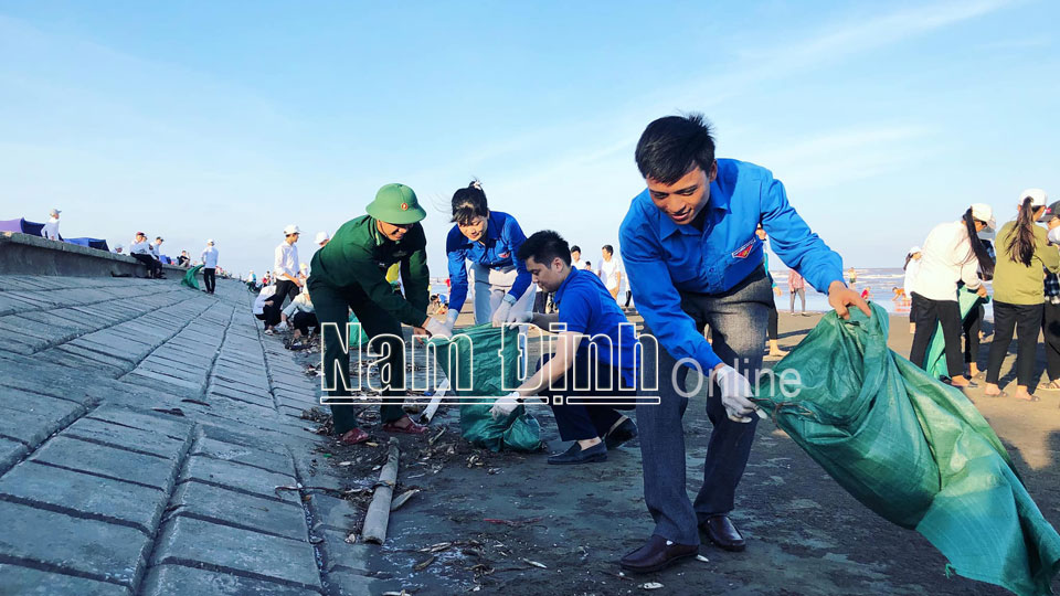 Đoàn viên, thanh niên huyện Giao Thủy tham gia dọn vệ sinh môi trường.