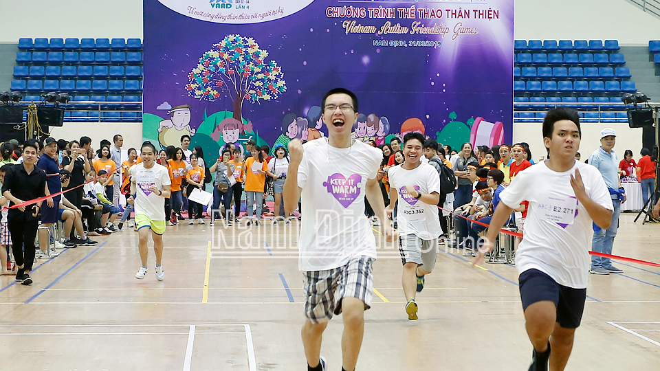Các em mắc chứng tự kỷ tham gia chương trình thể thao thân thiện nhân Ngày Việt Nam nhận thức về tự kỷ tổ chức ở Nam Định năm 2019 