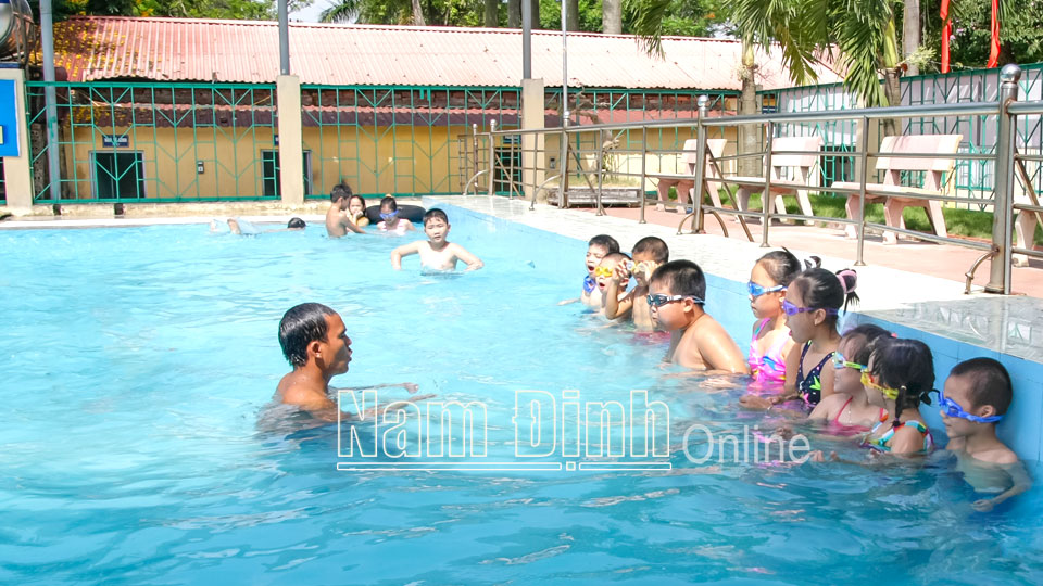 Lớp dạy bơi mùa hè cho trẻ em ở Nhà văn hoá Thiếu nhi thành phố Nam Định.