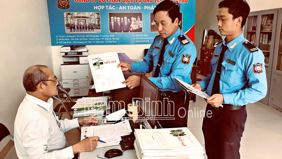 Sàng lọc, tiếp nhận hồ sơ người lao động vào làm việc tại Công ty Cổ phần Dịch vụ bảo vệ Minh Châu (thành phố Nam Định).