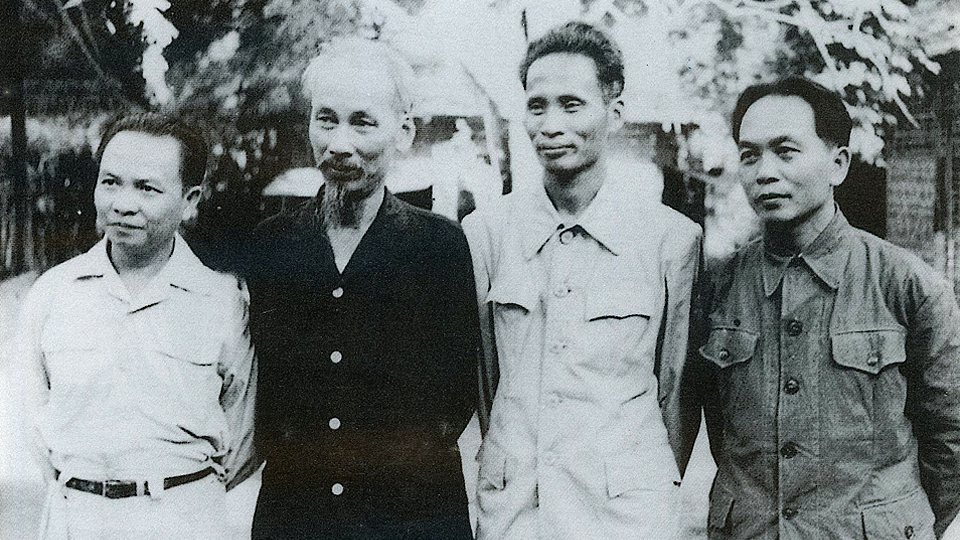 Chủ tịch Hồ Chí Minh và các đồng chí Trường Chinh, Phạm Văn Đồng, Võ Nguyên Giáp tại Chiến khu Việt Bắc.