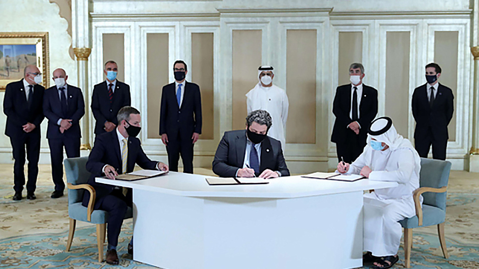 I-xra-en và UAE ký thỏa thuận hợp tác tại A-bu Đa-bi. Ảnh AW