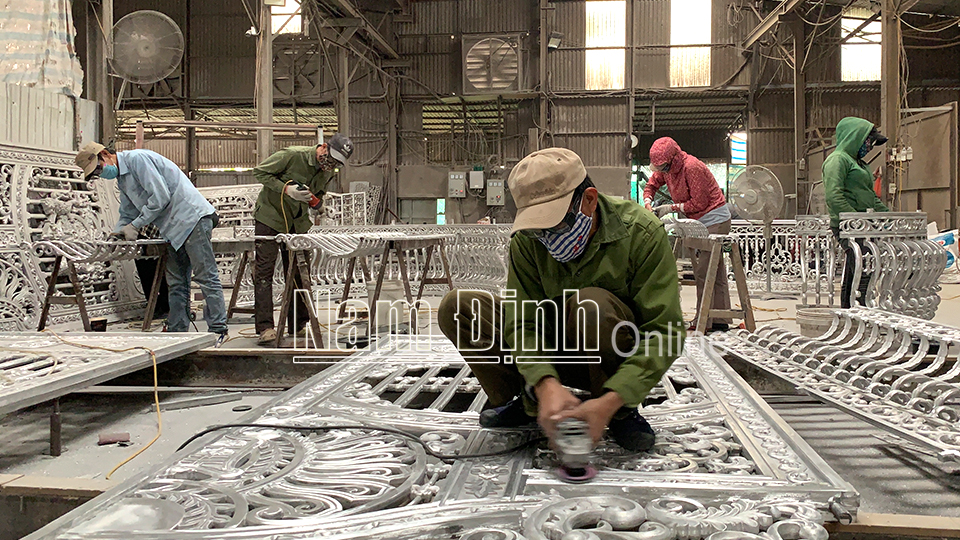Sản xuất cửa nhôm đúc tại làng nghề xã Hải Vân (Hải Hậu).