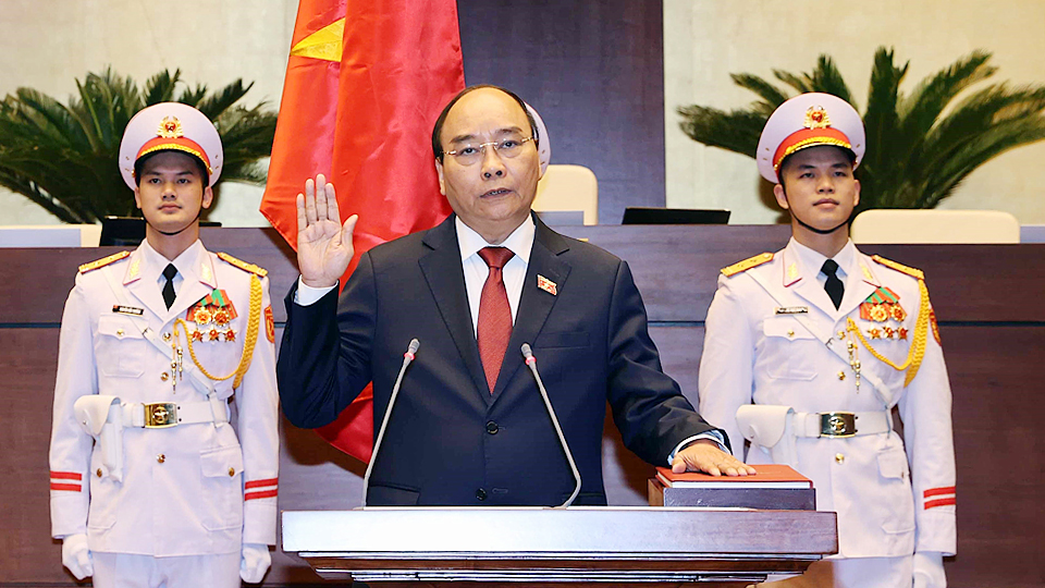 Chủ tịch nước Nguyễn Xuân Phúc tuyên thệ nhậm chức. Ảnh: Thống Nhất - TTXVN