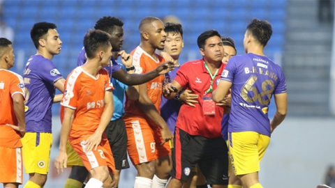 Cầu thủ Việt Anh có hành động sút bóng vào bụng Kebe