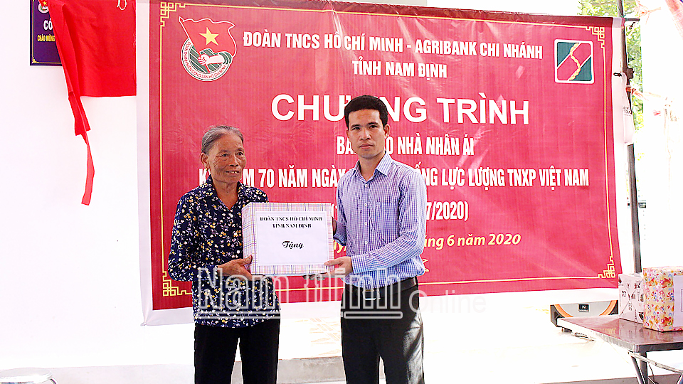 Tỉnh Đoàn phối hợp với Agribank tỉnh trao tặng nhà “Nhân ái” cho hội viên cựu TNXP huyện Giao Thủy có hoàn cảnh khó khăn.