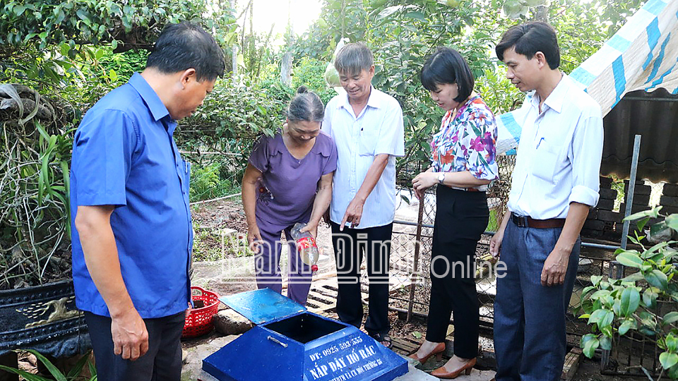Cán bộ Hội Phụ nữ huyện Hải Hậu hướng dẫn hội viên cách xử lý rác thải hữu cơ.