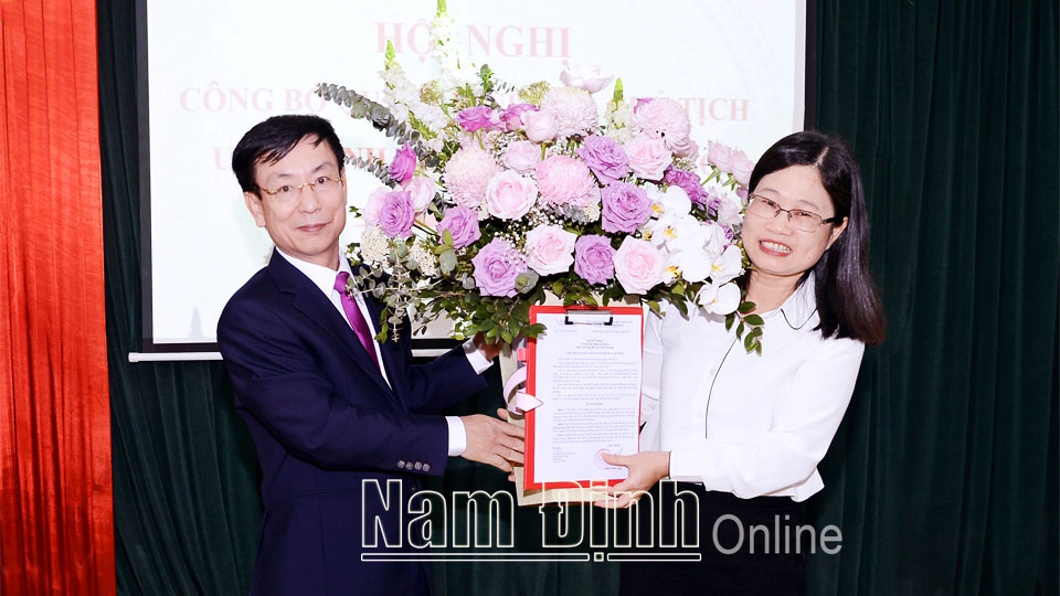 Đồng chí Chủ tịch UBND tỉnh Phạm Đình Nghị trao Quyết định,  tặng hoa chúc mừng đồng chí Tân Giám đốc Sở Công thương.