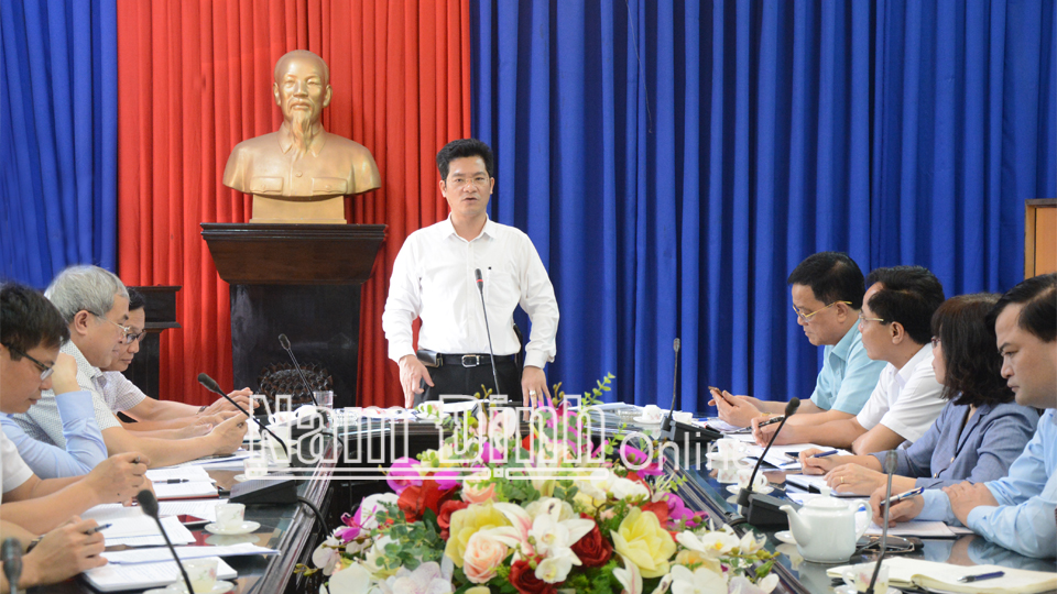 Đồng chí Trần Anh Dũng, Ủy viên Ban TVTU, Phó Chủ tịch Thường trực UBND tỉnh phát biểu tại buổi làm việc.  
