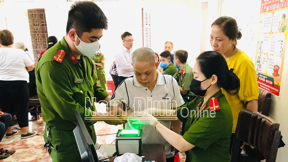 Công an thành phố Nam Định thực hiện cấp căn cước công dân gắn chíp điện tử cho nhân dân trên địa bàn phường Ngô Quyền.