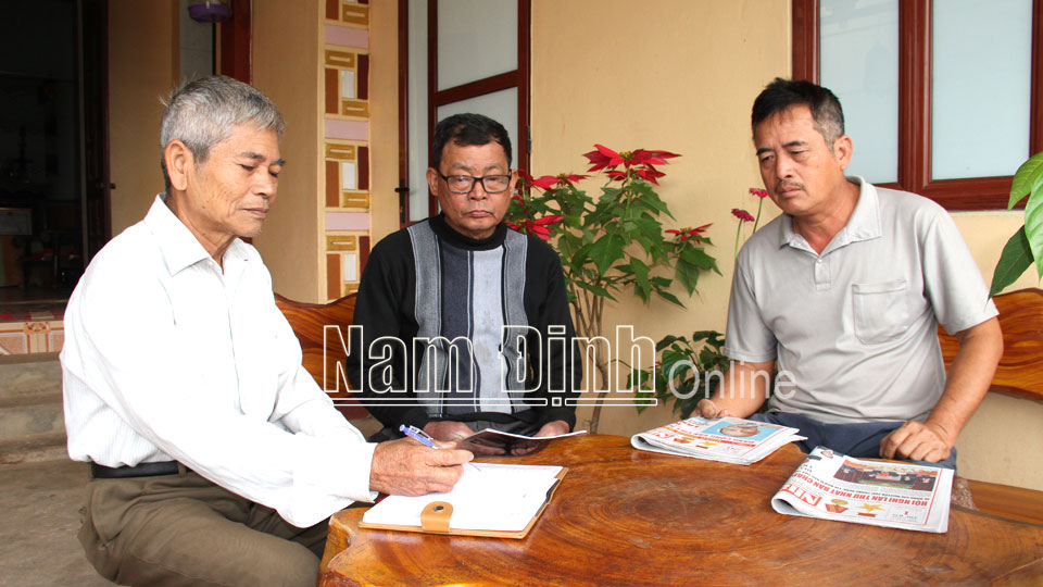 Đồng chí Trần Nhật Lệ (bên trái), Bí thư chi bộ Hồng Hà 2 trao đổi với đảng viên về thực hiện nội dung cuộc bầu cử đại biểu Quốc hội khóa XV và đại biểu HĐND các cấp nhiệm kỳ 2021-2026.