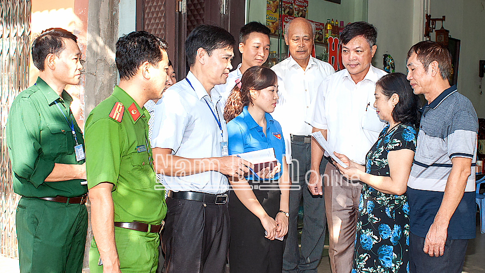 Các ban, ngành, đoàn thể phường Năng Tĩnh (thành phố Nam Định) tuyên truyền thực hiện nếp sống văn minh đô thị cho nhân dân.