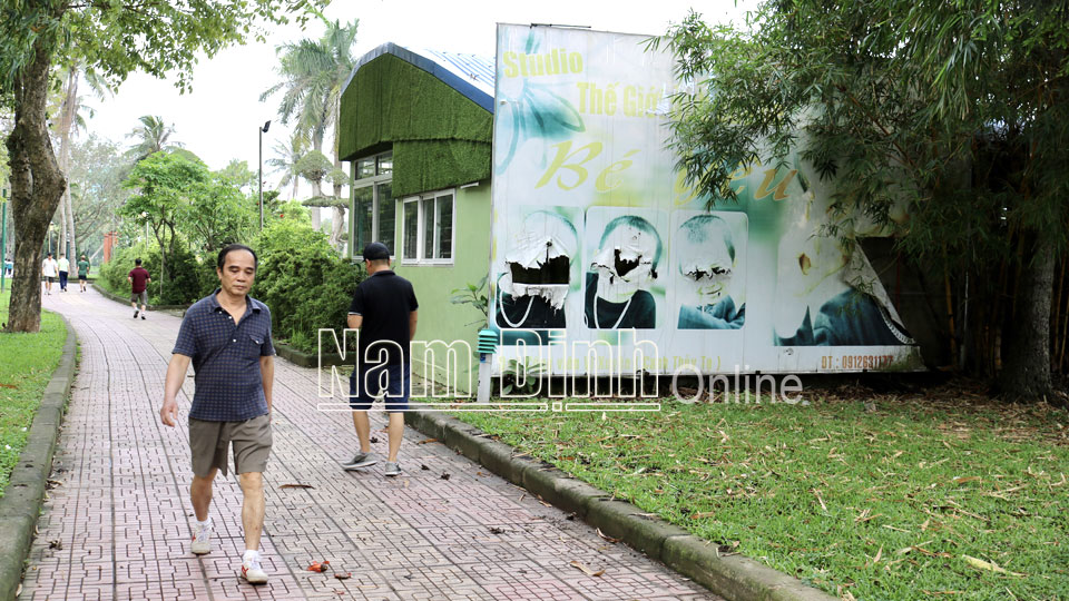 Pa-nô quảng cáo để lâu ngày rách, bạc màu tại Công viên Vị Xuyên (thành phố Nam Định).