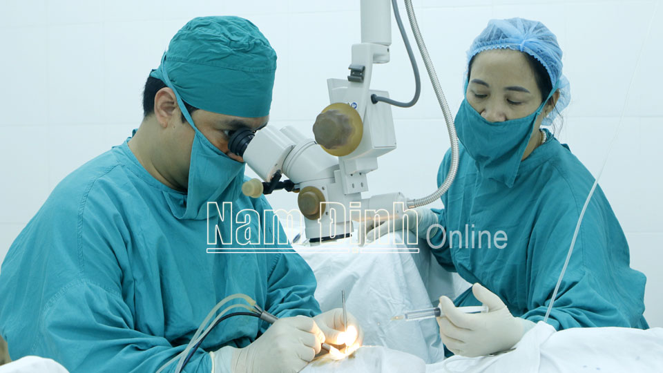 Bệnh viện Mắt Nam Định triển khai nhiều kỹ thuật mới, kỹ thuật chuyên sâu, nâng cao chất lượng khám, chữa bệnh cho người có thẻ BHYT.