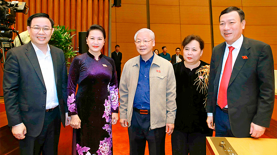 Đồng chí Đoàn Hồng Phong, Ủy viên BCH Trung ương Đảng, Bí thư Tỉnh ủy, Trưởng Đoàn đại biểu Quốc hội của tỉnh chụp ảnh lưu niệm cùng các đồng chí lãnh đạo Đảng và Nhà nước.