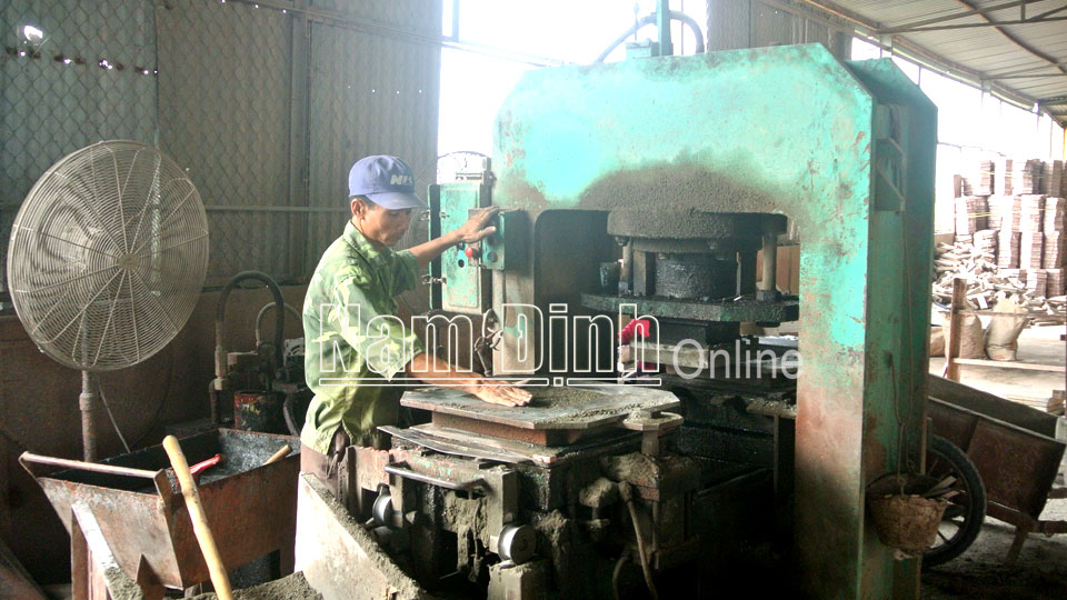 Sản xuất gạch không nung tại Công ty TNHH Hoà Phát, thành phố Nam Định.