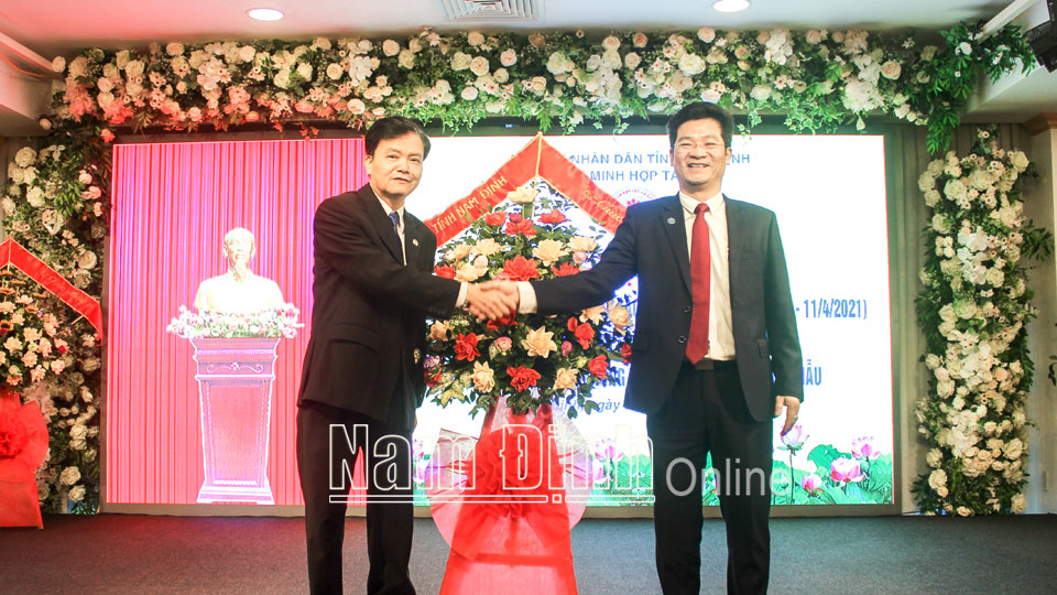 Đồng chí Trần Anh Dũng, Ủy viên Ban TVTU, Phó Chủ tịch Thường trực UBND tỉnh tặng hoa chúc mừng Liên minh HTX tỉnh.