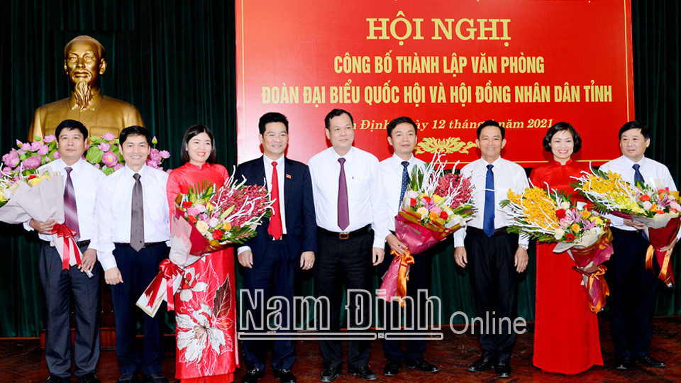 Các đồng chí lãnh đạo tỉnh tặng hoa chúc mừng lãnh đạo Văn phòng Đoàn đại biểu Quốc hội và HĐND tỉnh.