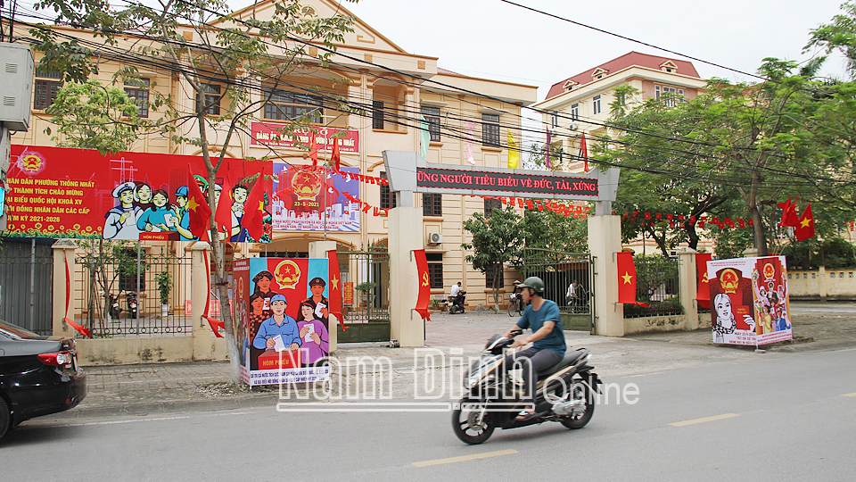 Pa-nô, khẩu hiệu, cờ trang trí tuyên truyền cuộc bầu cử đại biểu Quốc hội khóa XV và HĐND các cấp, nhiệm kỳ 2021-2026 tại trụ sở Đảng ủy, HĐND, UBND phường Thống Nhất (thành phố Nam Định). 