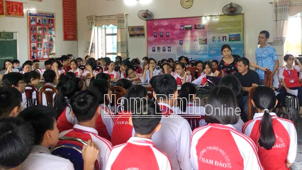 Học sinh Trường THCS Nam Giang (Nam Trực) sinh hoạt ngoại khóa chuyên đề về “Phòng chống bạo lực học đường”.