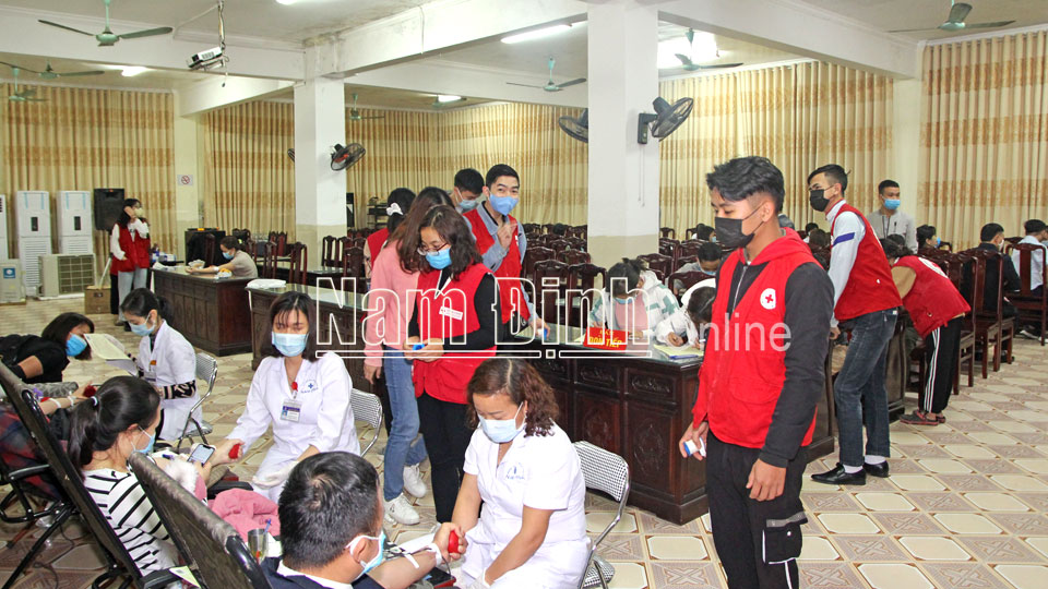 Đội Tình nguyện viên CTĐ tỉnh tham gia phục vụ chương trình hiến máu thường kỳ do Hội CTĐ tỉnh tổ chức.