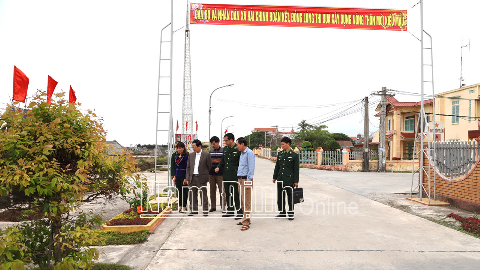 Cán bộ Đảng ủy xã Hải Chính và Đồn Biên phòng Văn Lý (Hải Hậu) tham quan, kiểm tra tuyến đường nông thôn mới kiểu mẫu trên địa bàn.