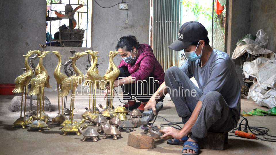 Từ vốn vay Ngân hàng CSXH huyện Nam Trực, chị Vũ Thị Tuyết ở xóm 15, xã Nam Tiến đã đầu tư mở xưởng sản xuất đồ đồng mỹ nghệ đem lại thu nhập ổn định, thoát nghèo bền vững.
