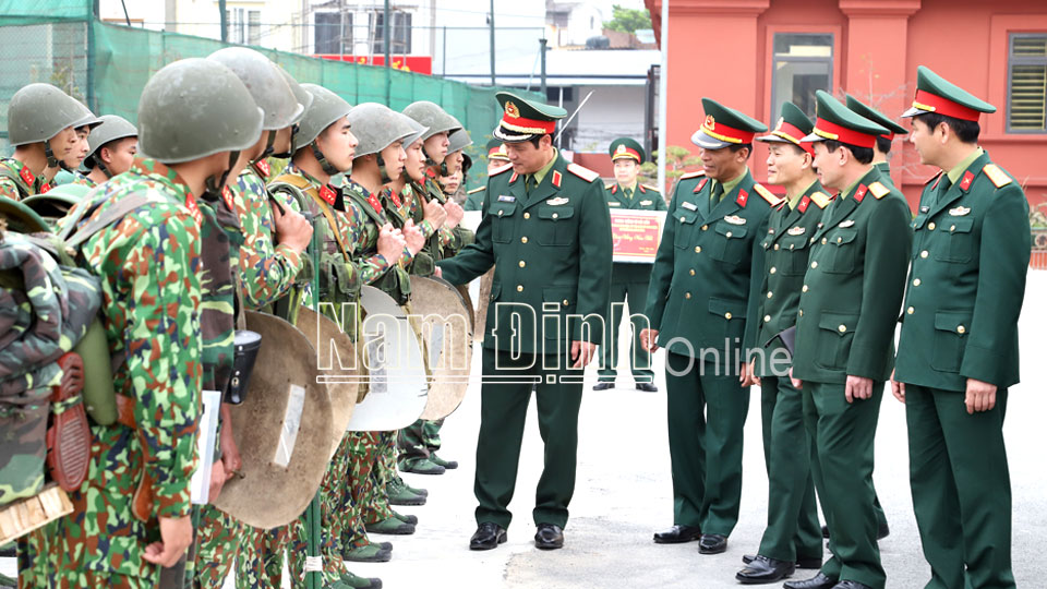 Đồng chí Trung tướng Vũ Hải Sản, Ủy viên BCH Trung ương Đảng, Ủy viên Quân ủy Trung ương, Thứ trưởng Bộ Quốc phòng thăm, kiểm tra công tác sẵn sàng chiến đấu tại Nam Định.