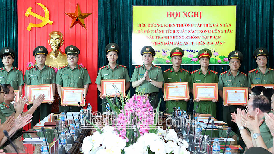 Đại tá Phạm Văn Long, Ủy viên Ban TVTU, Giám đốc Công an tỉnh khen thưởng các tập thể, cá nhân có thành tích xuất sắc trong đợt thi đua cao điểm chào mừng cuộc bầu cử đại biểu Quốc hội và HĐND các cấp.