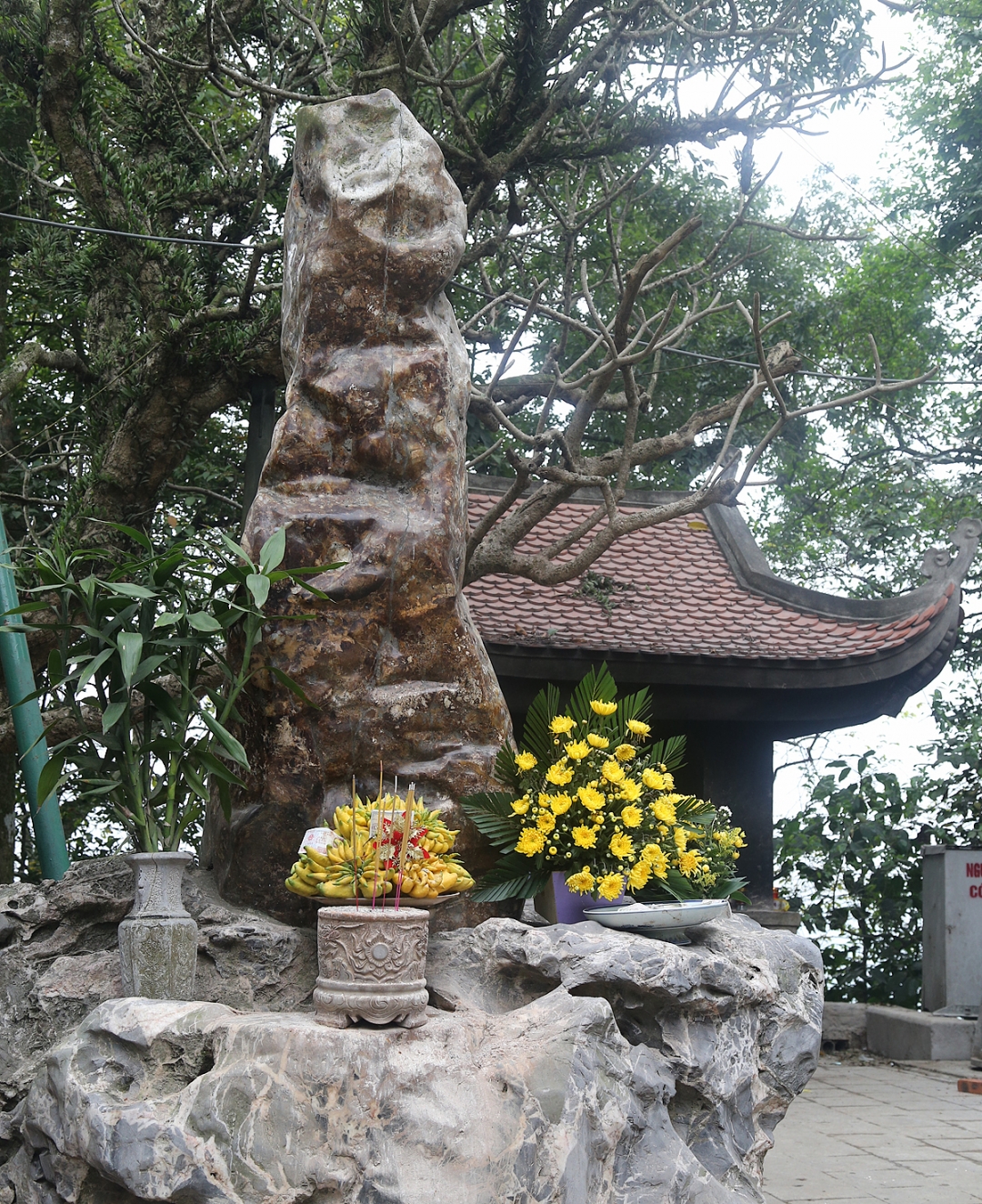 Cột đá thề trên đỉnh Nghĩa Lĩnh 