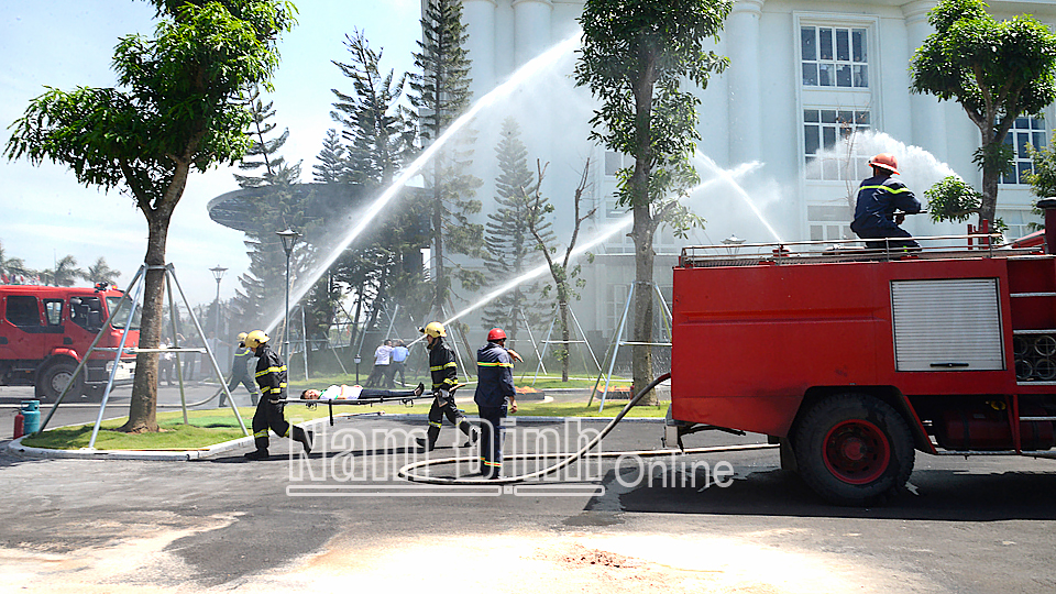 Diễn tập phương án phòng cháy, chữa cháy tại Khách sạn Nam Cường (thành phố Nam Định).