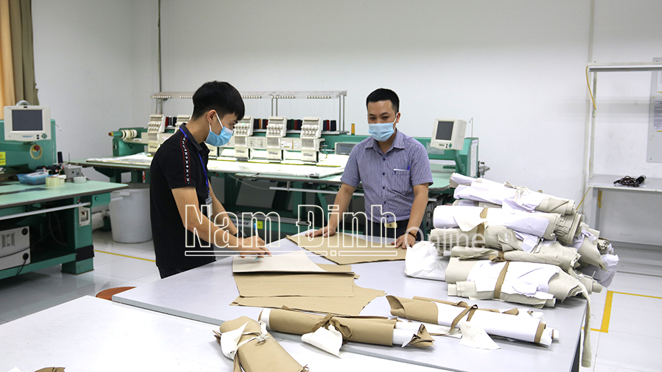 Anh Nguyễn Mạnh Toàn (bên phải), Công đoàn Công ty TNHH Padmac Việt Nam, Khu công nghiệp Bảo Minh (Vụ Bản) hướng dẫn công nhân áp dụng sáng kiến vào sản xuất.
