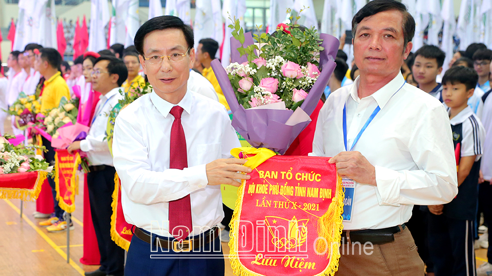 Đồng chí Phạm Đình Nghị, Phó Bí thư Tỉnh ủy, Chủ tịch UBND tỉnh tặng cờ, hoa cho các đoàn tham dự Hội khoẻ Phù Đổng tỉnh lần thứ X.
