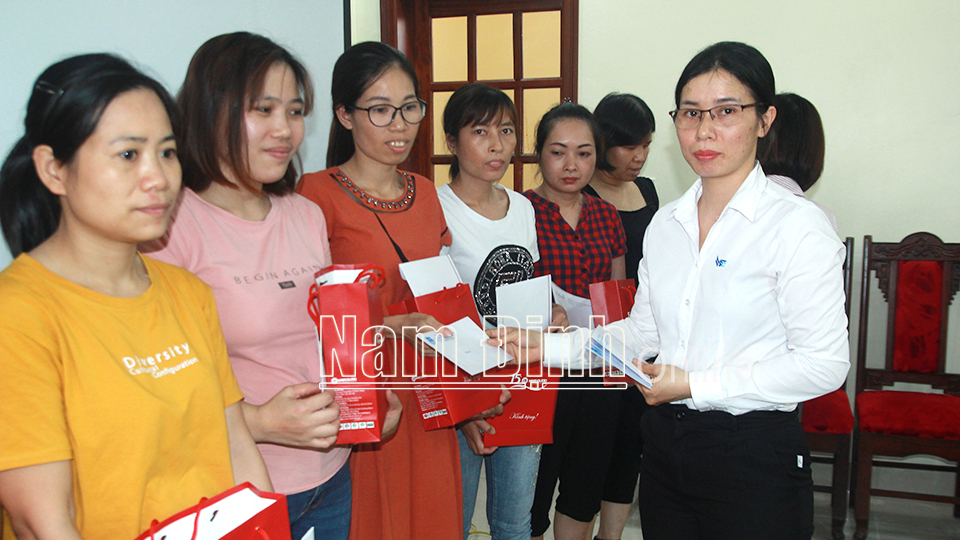 Đoàn Khối các Cơ quan và Doanh nghiệp tỉnh trao tặng quà cho thanh niên công nhân có hoàn cảnh khó khăn.