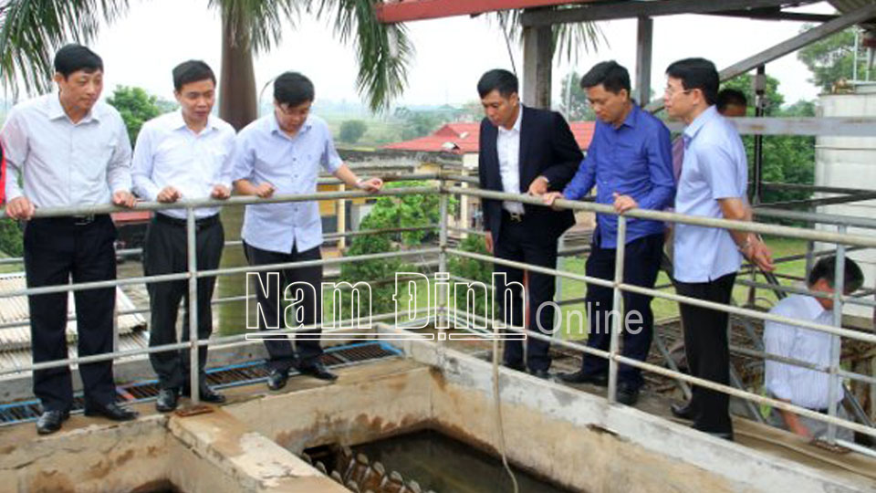 Các đại biểu HĐND tỉnh giám sát việc giải quyết kiến nghị của cử tri về tiến độ thực hiện dự án thay thế nguồn nước thô cho Nhà máy nước Vụ Bản.