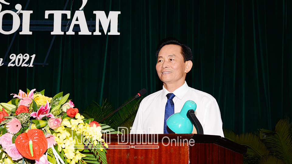 Đồng chí Nguyễn Phùng Hoan, Uỷ viên Ban TVTU, Phó Chủ tịch Thường trực HĐND tỉnh trình bày báo cáo tổng kết hoạt động của HĐND tỉnh khoá XVIII, nhiệm kỳ 2016-2021.
