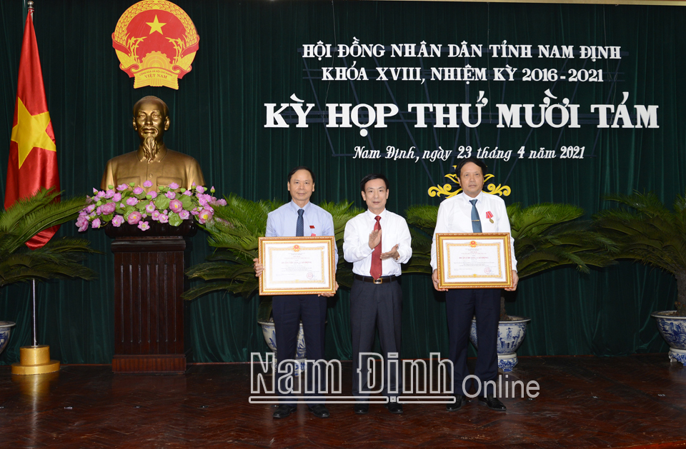 Đồng chí Phạm Đình Nghị, Phó Bí thư Tỉnh ủy, Chủ tịch UBND tỉnh trao Huân chương Lao động cho các đồng chí nguyên lãnh đạo tỉnh.