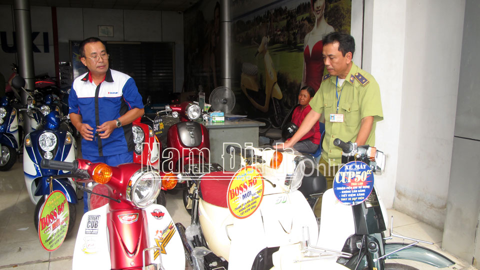 Lực lượng Quản lý thị trường kiểm soát nhóm hàng xe điện, xe máy trên địa bàn thành phố Nam Định.