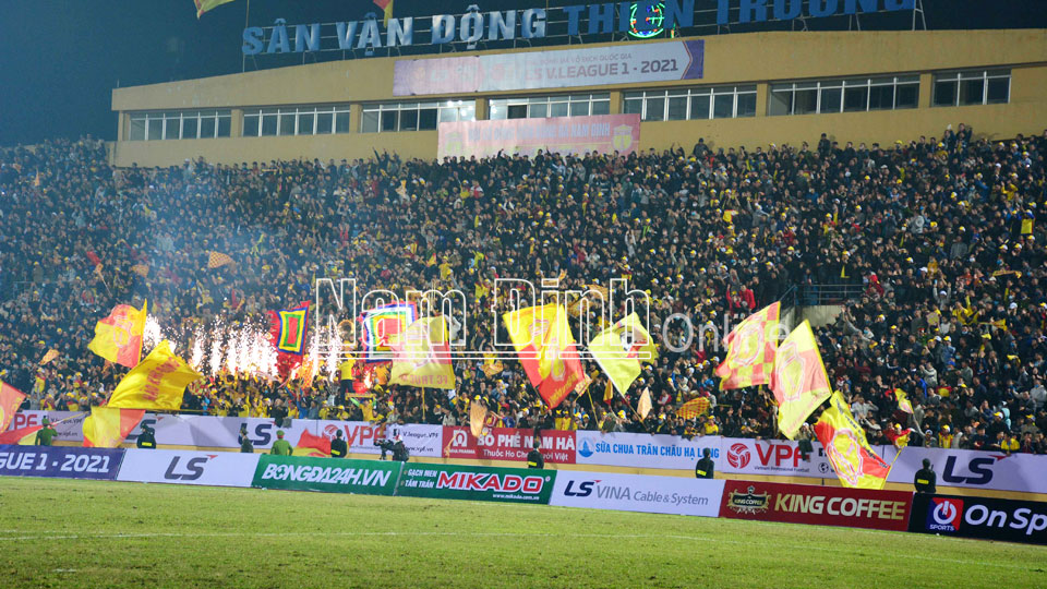 Cổ động viên Thành Nam là điểm tựa tinh thần của CLB Nam Định mỗi khi đá trên SVĐ Thiên Trường (ảnh bên trái); Tình huống tranh chấp bóng của CLB Nam Định và CLB Hà Nội tại trận khai mạc mùa giải V-League 2021 (ảnh bên phải). Bài và ảnh: Khánh Dũng