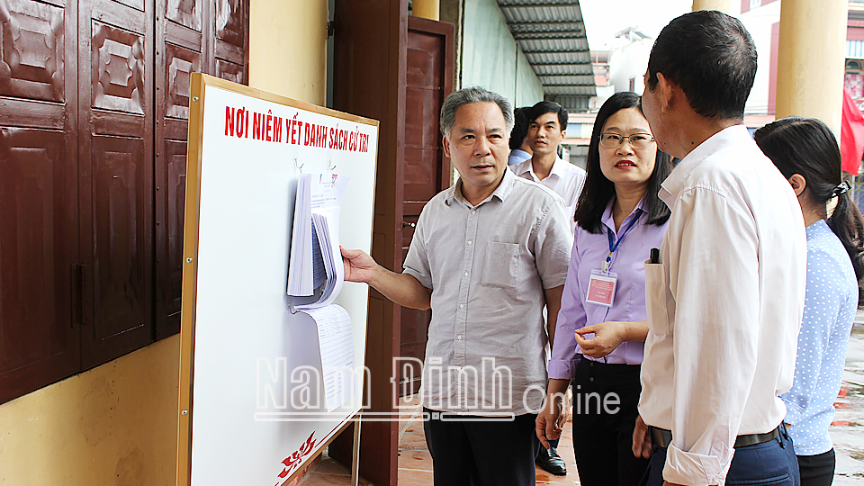 Đại biểu Đoàn giám sát của HĐND tỉnh kiểm tra công tác chuẩn bị bầu cử tại xã Kim Thái (Vụ Bản).
