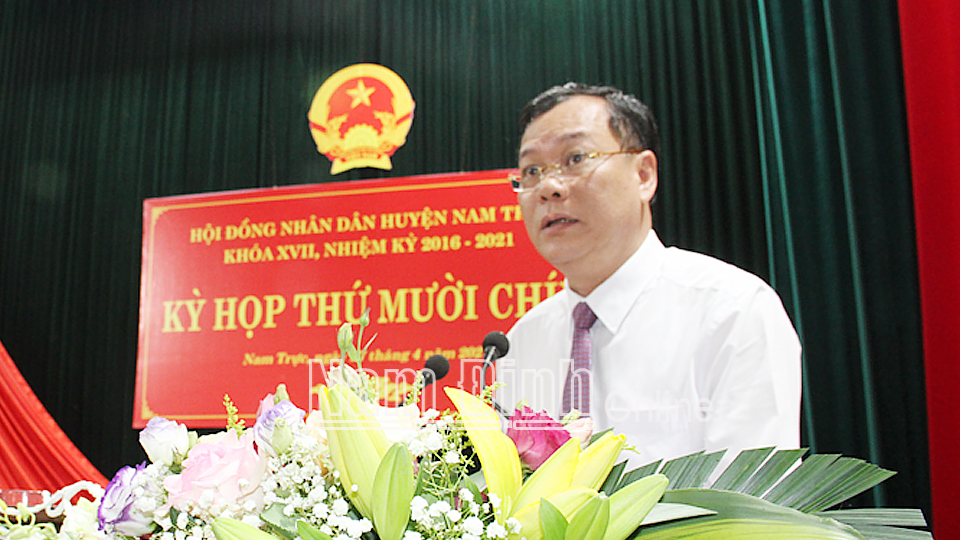 Đồng chí Lê Quốc Chỉnh, Phó Bí thưThường trực Tỉnh ủy, Chủ tịch HĐND tỉnh phát biểu tại kỳ họp.