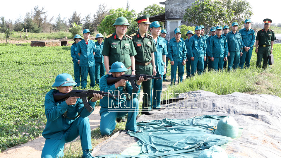 Kiểm tra công tác huấn luyện dân quân, tự vệ tại thị trấn Quất Lâm năm 2021.