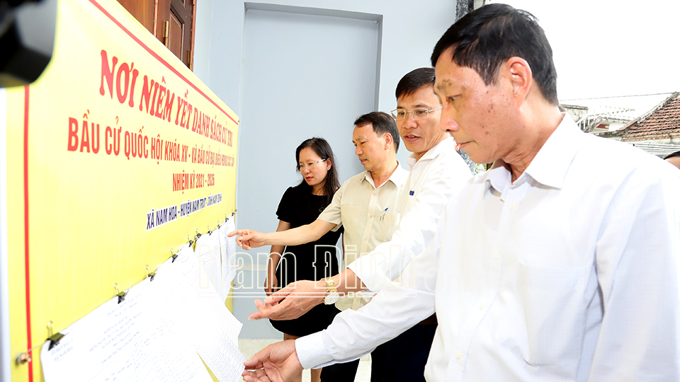 Đồng chí Nguyễn Văn Va, Ủy viên Ban TVTU, Trưởng Ban Tổ chức Tỉnh ủy kiểm tra việc niêm yết danh sách cử tri tại đơn vị bầu cử  khu vực xóm xã Nam Hoa (Nam Trực). ảnh: Hoàng Tuấn
