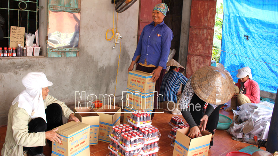 Đóng gói sản phẩm mắm tôm tại làng Ngọc Lâm, xã Nghĩa Hải (Nghĩa Hưng).