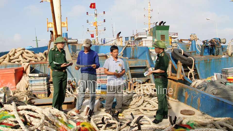 Cán bộ Đồn Biên phòng Cửa khẩu cảng Hải Thịnh kiểm tra, kiểm soát tàu của ngư dân trước khi ra khơi.  Bài và ảnh: Thu Thủy