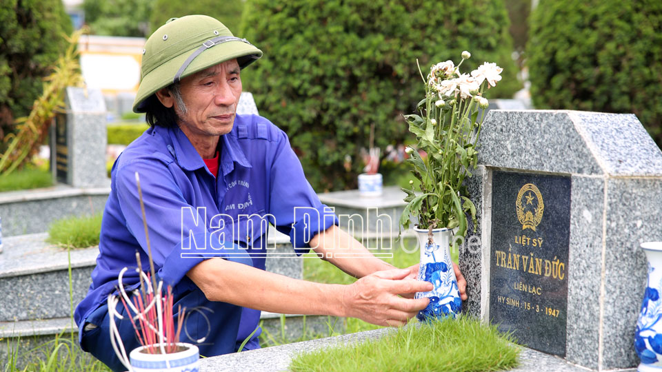 Ông Hoàng Quốc Hùng luôn hoàn thành tốt công việc đảm bảo Nghĩa trang liệt sĩ thành phố Nam Định sạch, đẹp, trang nghiêm.