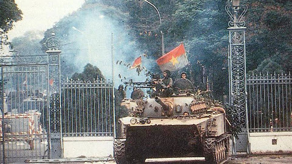 Xe tăng quân Giải phóng tiến vào Dinh Độc Lập ngày 30-4-1975. Ảnh: Tư liệu